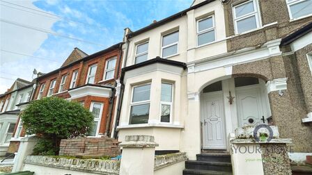 Tuscan Road, 3 bedroom Mid Terrace House to rent, £2,300 pcm