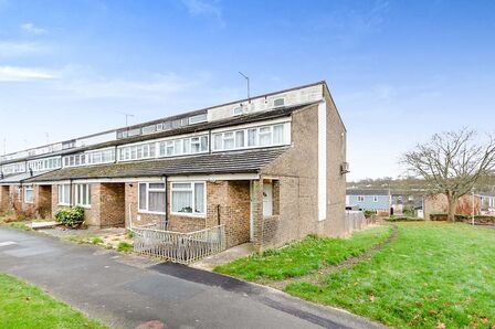 Blackdown Close, 3 bedroom Mid Terrace House to rent, £1,350 pcm