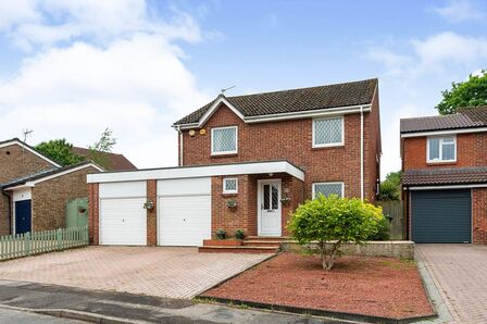 Turner Close, 4 bedroom Detached House to rent, £2,200 pcm