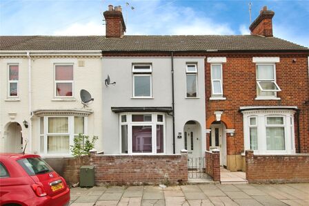 3 bedroom Mid Terrace House for sale