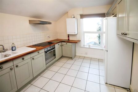 Castle Road, 2 bedroom  Flat to rent, £1,050 pcm