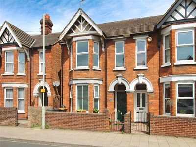 Castle Road, 2 bedroom  Flat to rent, £1,050 pcm