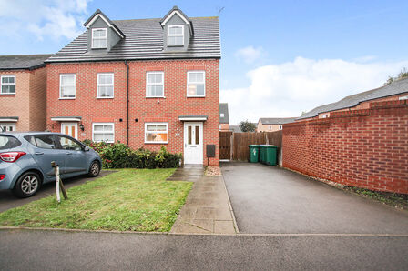 Apple Way, 3 bedroom  House to rent, £1,300 pcm