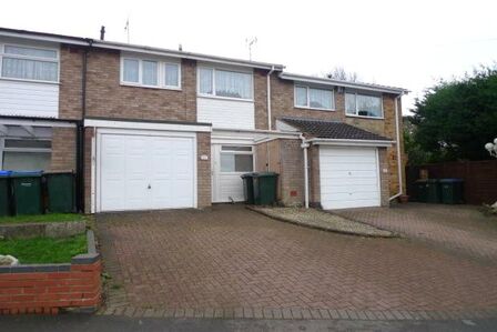 Boswell Drive, 3 bedroom Mid Terrace House to rent, £1,295 pcm