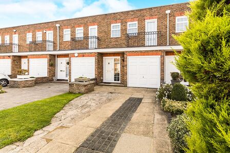 Regency Way, 3 bedroom Mid Terrace House to rent, £2,000 pcm