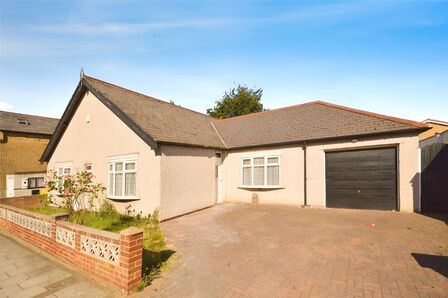 Churchfield Road, 4 bedroom Detached Bungalow to rent, £2,400 pcm