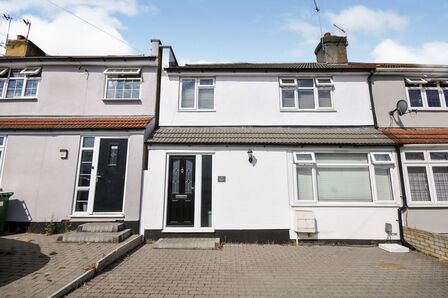 Bexleyheath, 4 bedroom Semi Detached House to rent, £2,475 pcm