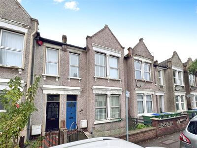 3 bedroom Mid Terrace House for sale