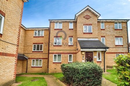 Bernard Ashley Drive, 2 bedroom  Flat to rent, £1,800 pcm