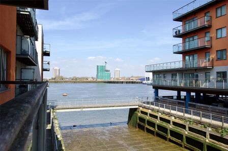 Mast Quay, 2 bedroom  Flat to rent, £1,850 pcm