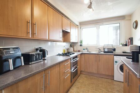 Flintmill Crescent, 2 bedroom  Flat for sale, £300,000