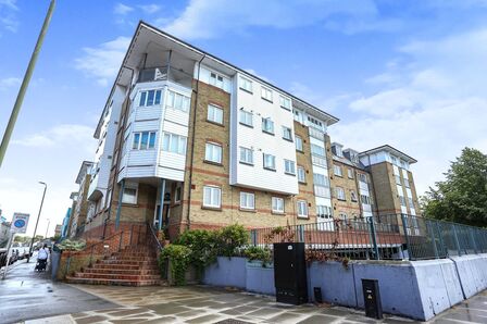 Homesdale Road, 2 bedroom  Flat for sale, £300,000