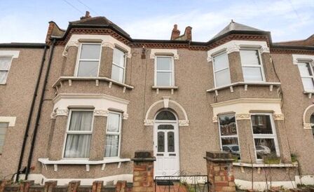 Homecroft Road, 2 bedroom  Flat for sale, £375,000