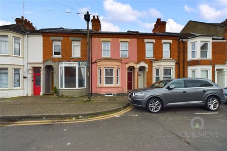 3 bedroom Mid Terrace House to rent