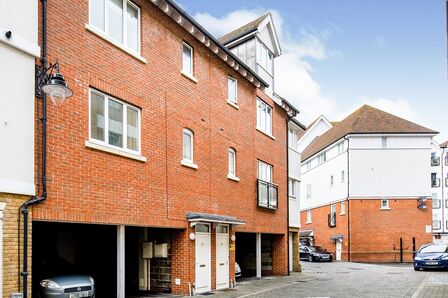 Drying Shed Lane, 4 bedroom Mid Terrace House to rent, £2,300 pcm