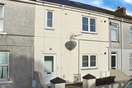 North Roskear Road, 2 bedroom  Flat to rent, £900 pcm