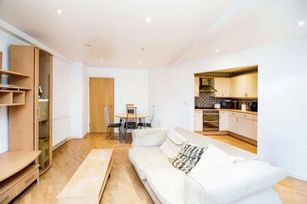 Station Road West, 2 bedroom  Flat for sale, £200,000