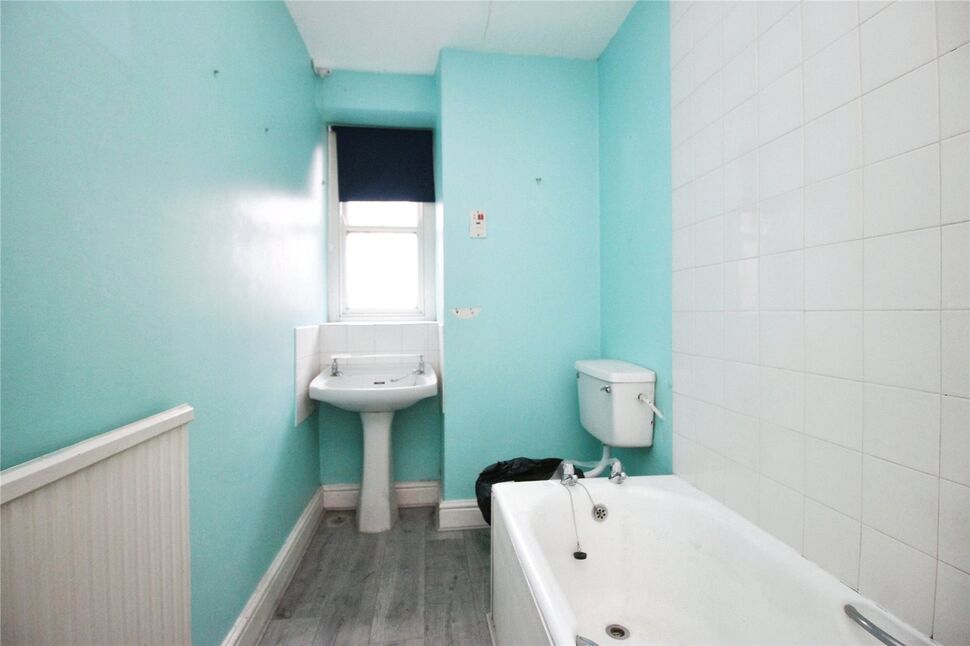 FLAT 1 Bathroom