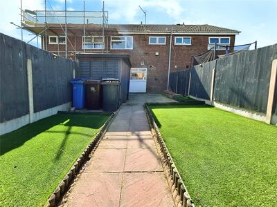 Hazelshaw Gardens, 3 bedroom Mid Terrace House to rent, £900 pcm