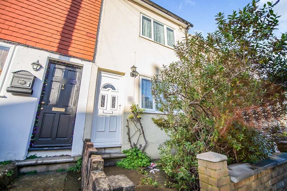 Main image of 3 bedroom Mid Terrace House to rent, Gordon Road, Chatham, Kent, ME4