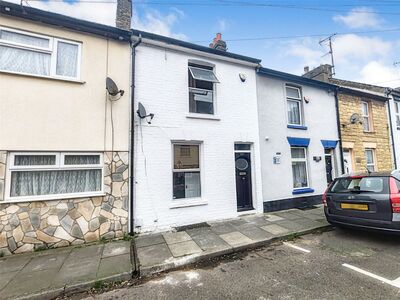 East Street, 3 bedroom Mid Terrace House for sale, £240,000