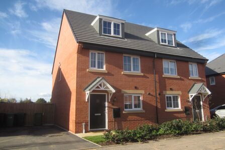 Rotary Way, 3 bedroom Semi Detached House to rent, £1,100 pcm