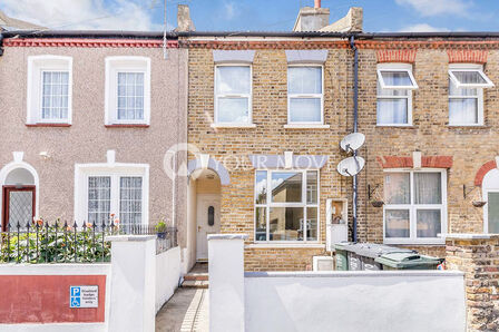 1 bedroom Mid Terrace Flat to rent