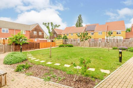 Montagu Gardens, 2 bedroom Mid Terrace House to rent, £1,650 pcm