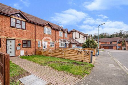 Skippers Close, 3 bedroom Mid Terrace House to rent, £1,800 pcm