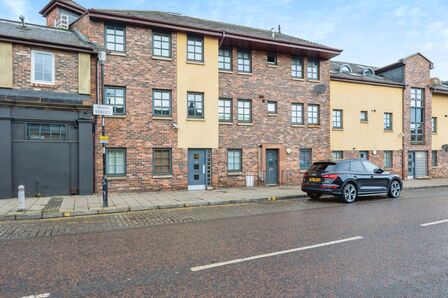 Main Street, 2 bedroom  Flat for sale, £160,000