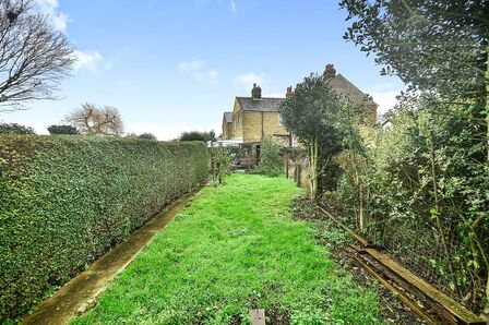 Downs Road, 2 bedroom Mid Terrace House to rent, £1,200 pcm