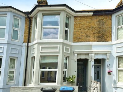 Northcote Road, 3 bedroom Mid Terrace House to rent, £1,450 pcm