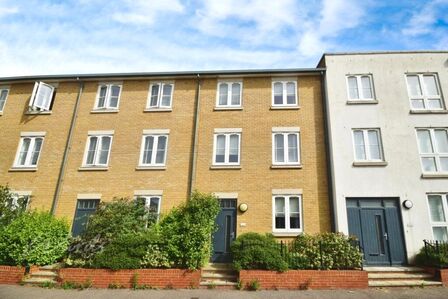 Golf Road, 3 bedroom Mid Terrace House to rent, £1,500 pcm