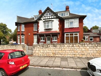 Lawn Road, 2 bedroom  Flat to rent, £775 pcm