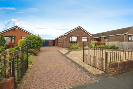 Dean Close, 3 bedroom Detached Bungalow for sale, £300,000