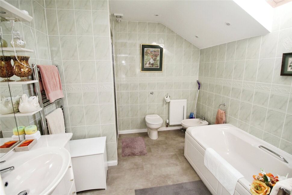 En-Suite Bath / Shower Room / Wc