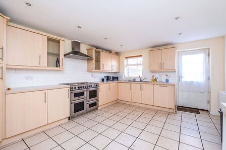 4 bedroom End Terrace House for sale