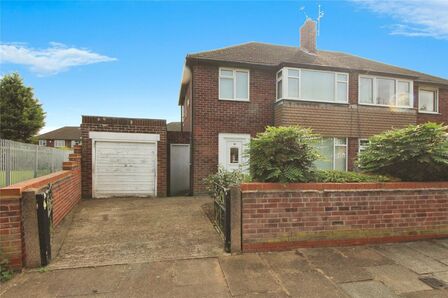 Avoca Avenue, 3 bedroom Semi Detached House to rent, £950 pcm