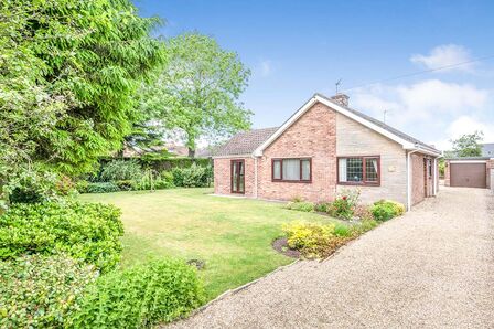 Vicarage Lane, 2 bedroom Detached Bungalow to rent, £995 pcm