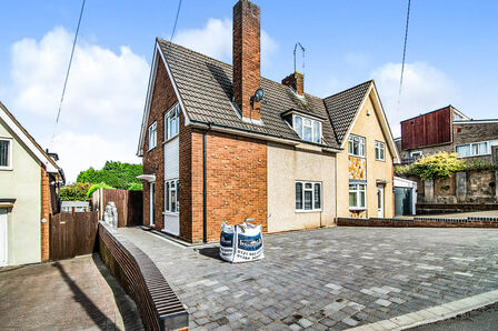 Bushey Fields Road, 3 bedroom Semi Detached House to rent, £1,050 pcm