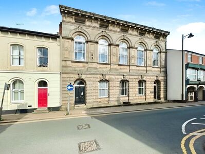 Priory Street, 2 bedroom  Flat for sale, £130,000