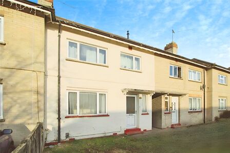 Almond Close, 4 bedroom Mid Terrace House to rent, £2,300 pcm