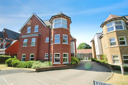 Egham Hill, 2 bedroom  Flat to rent, £1,650 pcm