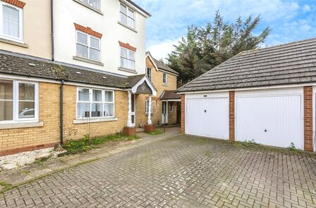 Nightingale Shott, 4 bedroom Mid Terrace House to rent, £2,550 pcm