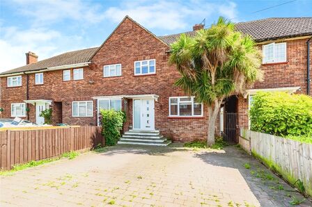 Huntingfield Way, 3 bedroom Mid Terrace House to rent, £2,100 pcm