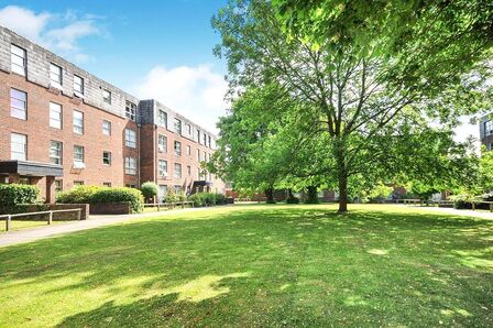 Marlowe Gardens, 2 bedroom  Flat to rent, £1,600 pcm