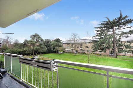 Greenacres, 3 bedroom  Flat to rent, £1,950 pcm