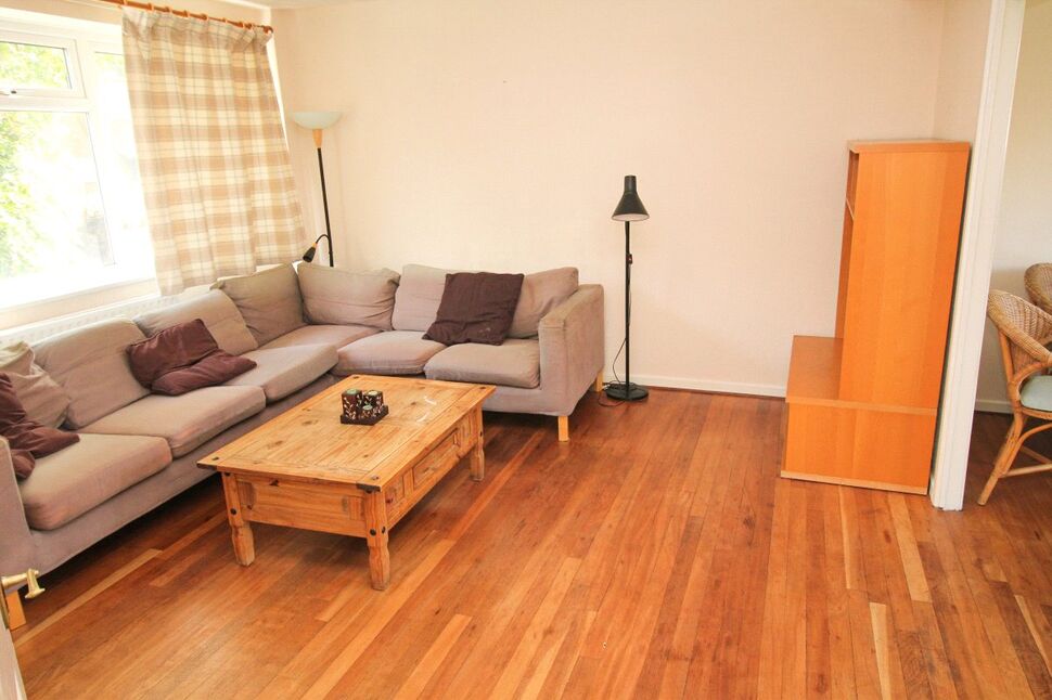 2 bedroom Flat for sale, Courtlands Avenue, London, SE12 £325,000