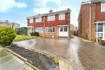 Meadow Walk, 3 bedroom Semi Detached House to rent, £1,600 pcm