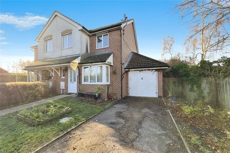 Quinneys Place, 3 bedroom Semi Detached House to rent, £1,600 pcm